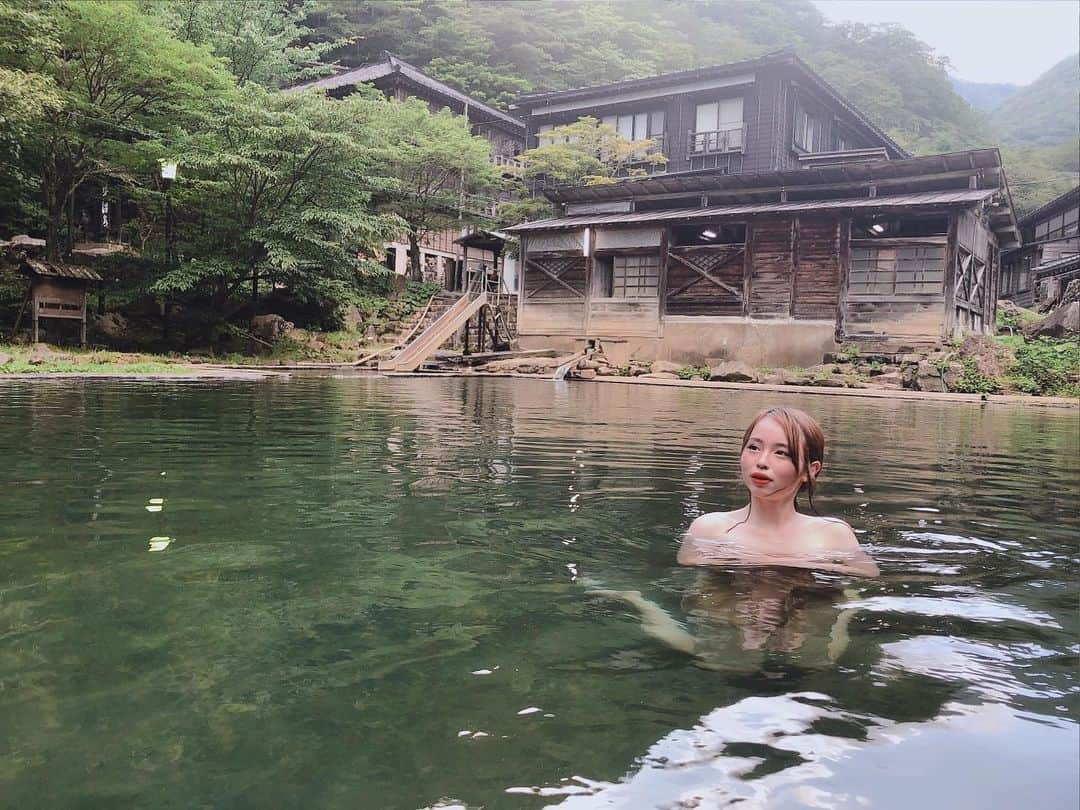 和田真里のインスタグラム：「栃木県 : 北温泉旅館♨️ 映画「テルマエ・ロマエ｣ のロケ地であり 携帯の電波も入らない秘境でした✨ いつかの投稿で🆙した天狗の湯という混浴もあるよ👺 古き良きですね🙆‍♀️まるまるはなまるでございます｡ ． #温泉モデル #インスタグラマー  #温泉 #温泉ソムリエ  #北温泉 #栃木  #銭湯 #露天風呂  #混浴 #混浴露天風呂 #野湯 #秘湯  #camera #photo #travel #YouTube  #一人旅 #旅好きな人と繋がりたい #旅スタグラム #銀座 #銀座ホステス #銀座クラブ #六本木 #歌舞伎町  #キャバクラ #スナック #ガールズバー #ホステス  #crewのそんな1日 #わだまり ☺︎︎︎︎」