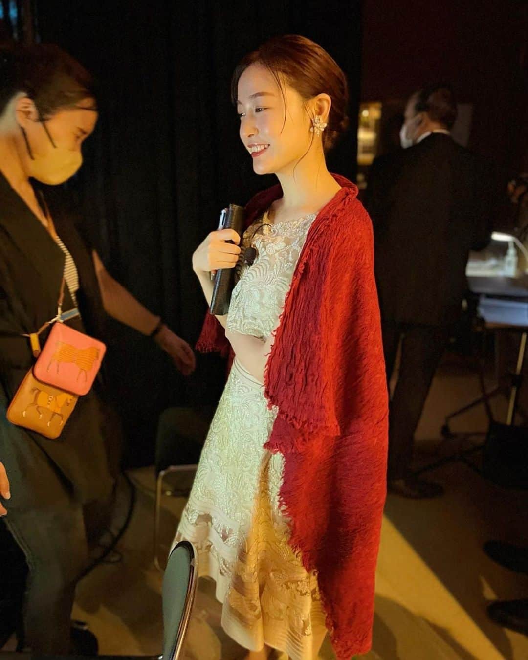 のインスタグラム：「始まる前の舞台裏(o^^o) 未だに滑舌も甘いな、と毎日反省することばかりだし、主役のみなさんを想うと絶対に間違えたくないし噛みたくないので、直前まで呪文のように唱え続けてます…笑 どのお仕事も、そう(o^^o)笑  でも、つつがなく終えられたり、少しでもお役に立てたかな、と思えることがやりがいです( ＾∀＾) 大学生から続けてきたフリーアナウンサーのお仕事ももう13年近くになります♪  いつも応援ありがとうございます！  #イベント #司会 #新井恵理那 #centforce」