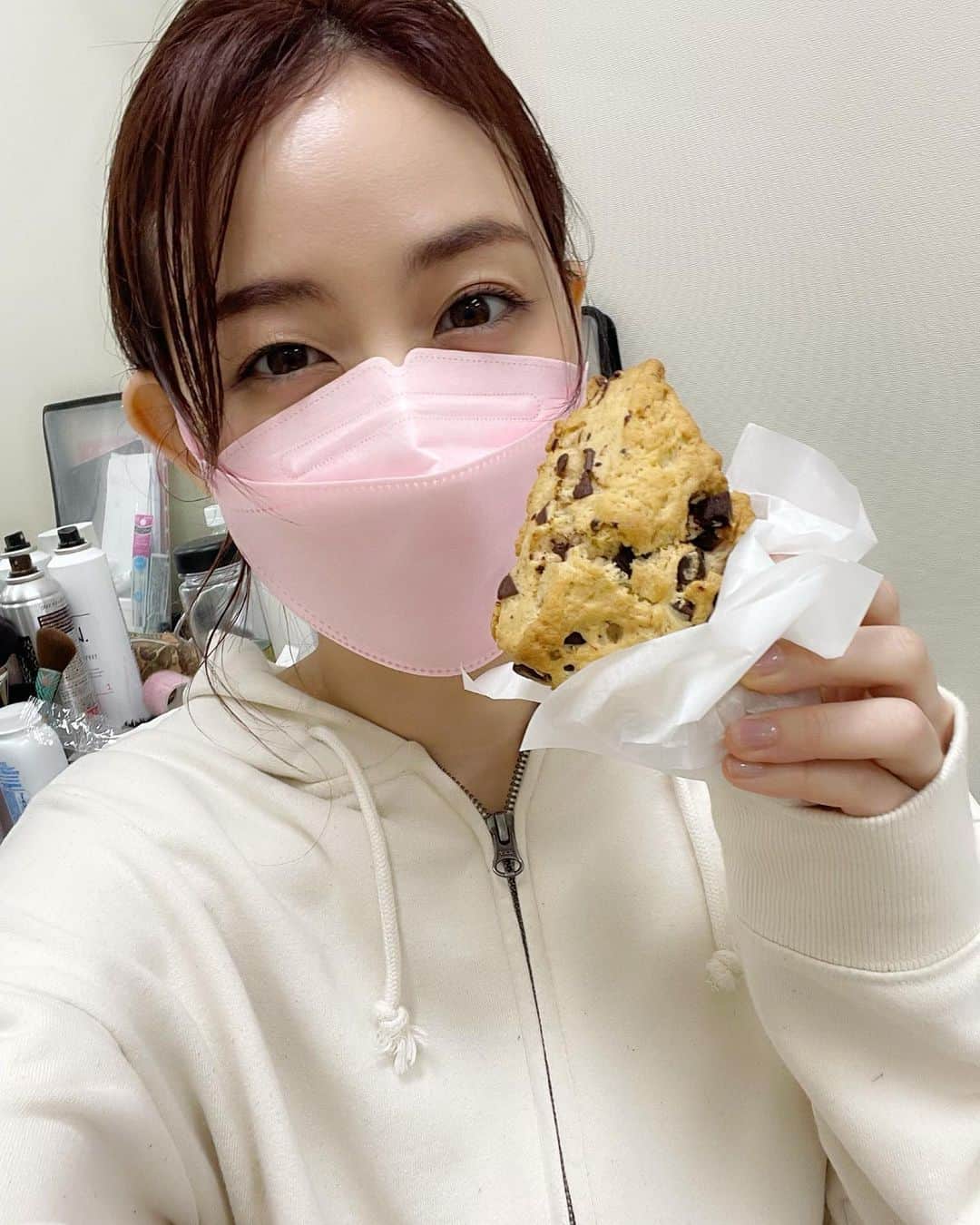 のインスタグラム：「もっと遡ってのスタンバイ中(^O^) いつも、リラックスできるように楽屋用のジャージを用意してくれるスタイリストさん、 綺麗にしてくれた上にお菓子をプレゼントしてくれたメイクさん、(ちなみにスコーン大好き!) 細やかな気配りをしつつ仕事を捌いてくれるマネージャーさん、 とても頼もしいチームに支えられて新井恵理那はできています(#^.^#)ありがたいです。  #イベント #司会 #新井恵理那 #centforce」
