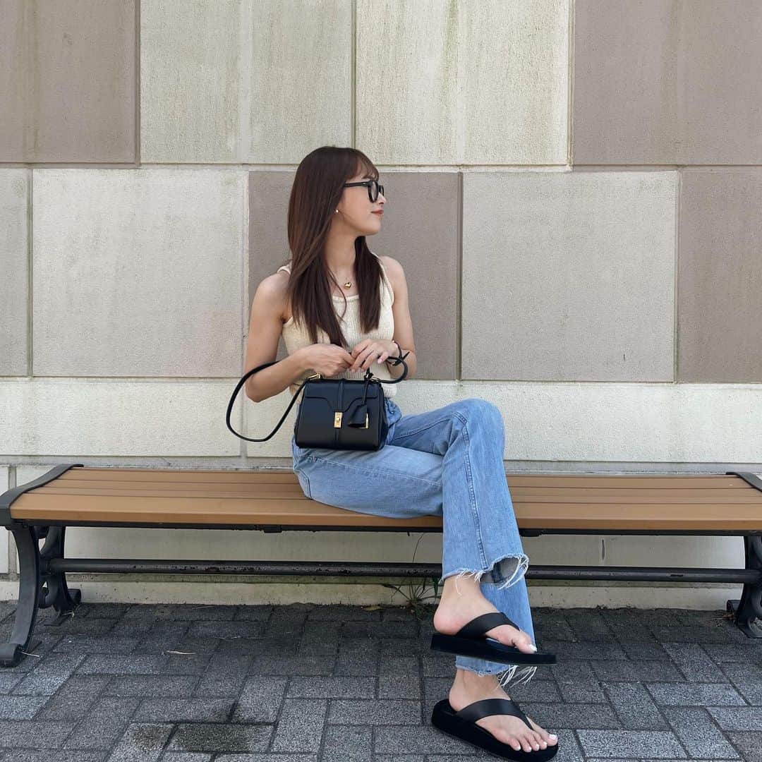 近藤千尋のインスタグラム：「もう暑すぎてタンクトップな毎日😂❣️ おにゅうのbagは　@celine 🙏🙏  カメラマンはひーぼぉくん📸  今日は久々に早朝からロケだったので もう24時くらいの気分だよ🤣 寝かしつけも終わってこのまま寝たい…  家事は明日朝やろうかな🤍🤍🤍 いいよね、いいよね、、、😚笑 みんな、一緒にサボりません？☺️笑  今週はお天気が安定しないみたいだから 体調に気を付けて過ごしましょう🫡💕」