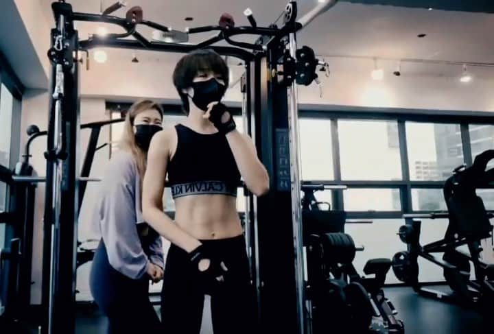 イ・ユリのインスタグラム：「내안에  식스팩이 있다니ㅎㅎ   #이유리 #Sixpack #마녀는살아있다 #미세한식스팩 #이제시작 #부끄부끄☺️ #복근은살아있다」