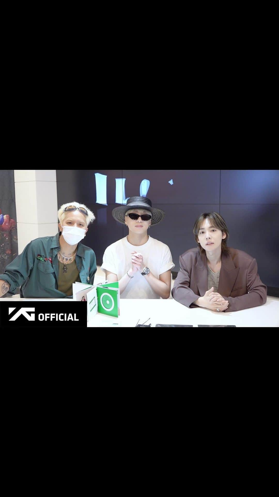 WINNERのインスタグラム：「[☁️WINNER☁️] 4th MINI ALBUM [HOLIDAY] ALBUM UNBOXING  ▶️https://youtu.be/cVRCwFkm7tk  #WINNER #위너 #4thMINIALBUM #HOLIDAY #ALBUM_UNBOXING #YG」