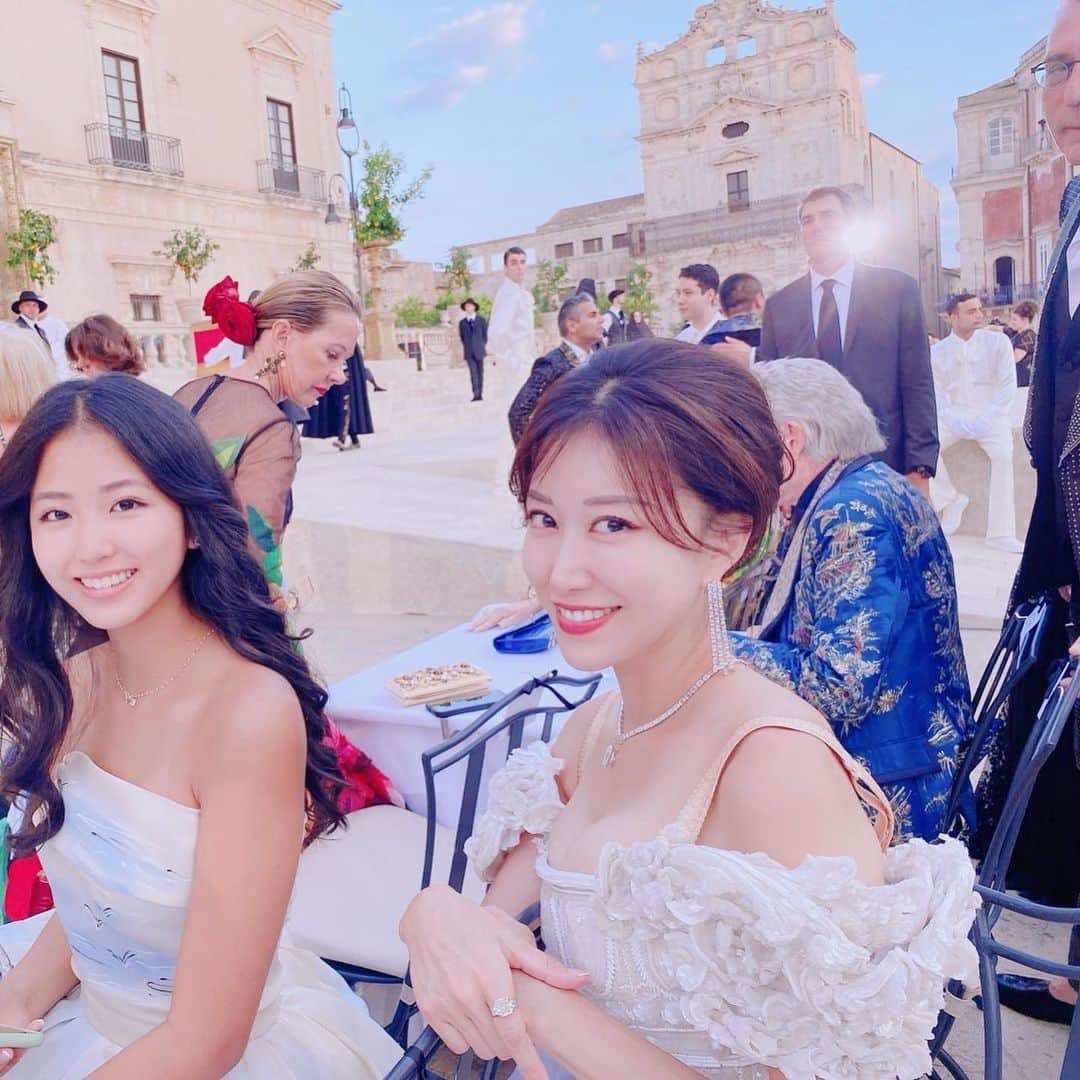 のインスタグラム：「娘の2022ファーストルックに合わせて、今回イタリアで新調した2着の  Alta Moda Dresses  素晴らしい作品たちに出会うことが出来ました🥺👗  そしてこの日、パーティーゲストとして、なんとマライアキャリー様🎤降臨✨  @mariahcarey  @krisjenner  @ciara @dolcegabbana   #altamoda #hero  写真はプロのカメラマンに撮っていただいたものです👏」