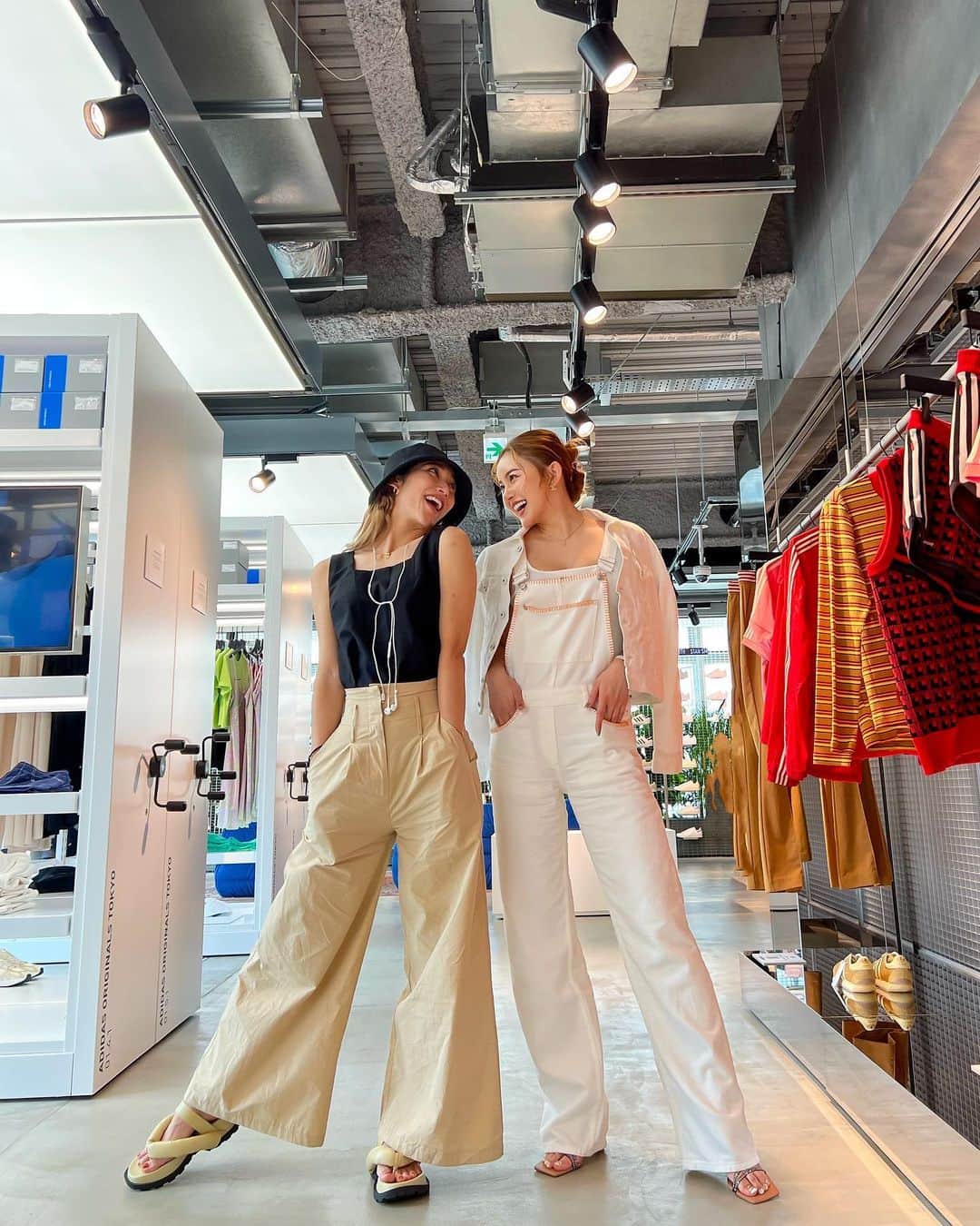 のインスタグラム：「🌸 #BFF 👭  最近 週に何回一緒にいるんでしょ🤣✌️  #adidas」
