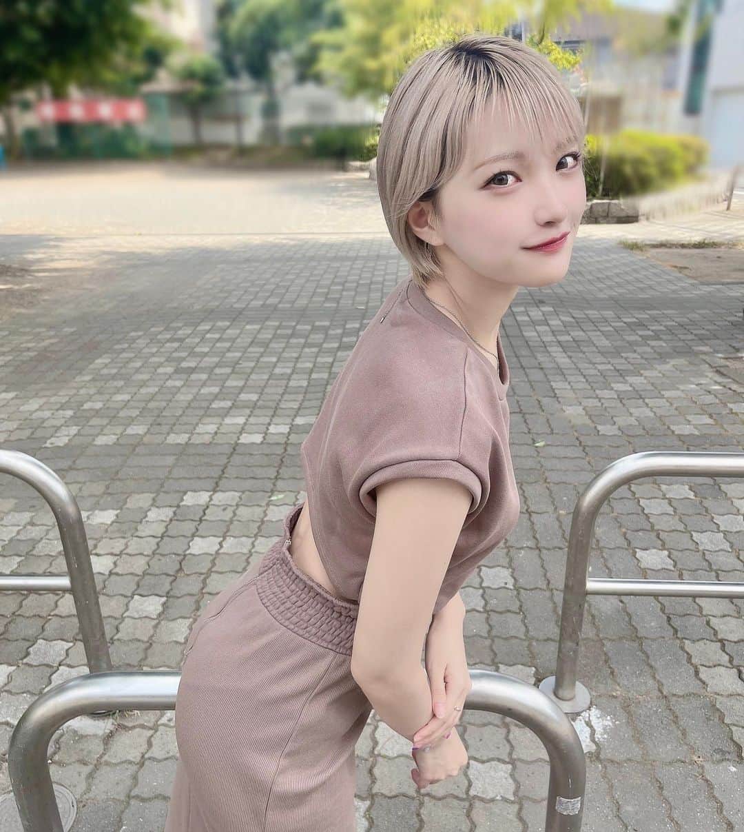 東條ゆりあさんのインスタグラム写真 - (東條ゆりあInstagram)「夏のお姉さん🎐꙳⋆  ファンの方にいただいたお洋服なんやけど背中も空いてるし袖もなくてめちゃ動きやすいし涼しい～沢山愛用させていただきます🎶🎶   7月はライブも少なそうやしオンライントークも時間ありそうな時にやるね みんなと話すの楽しい、」7月12日 20時25分 - yurichoco___