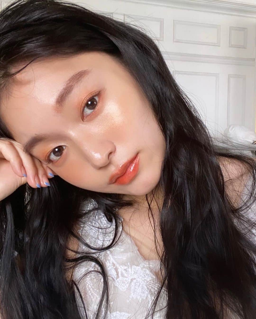 阿部朱梨のインスタグラム：「自撮りきめきめだけど メイクしてもらってる時 だいたいふざけてる💃♡笑」