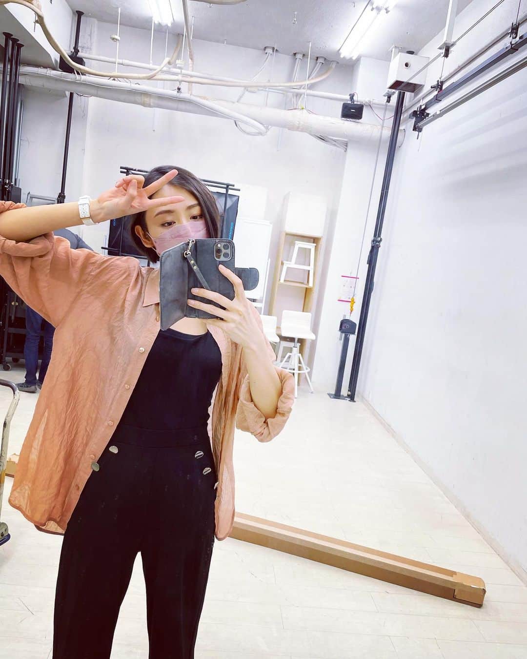 片山萌美のインスタグラム：「📸  ドラマ撮影終わりに 宣材写真の撮影だった✌︎ いつもいつも写真撮るの忘れちゃうので 今日は自撮りを。  ショートヘアでの初の宣材写真なんで どんな感じか楽しみ🤍  #moemikatayama」
