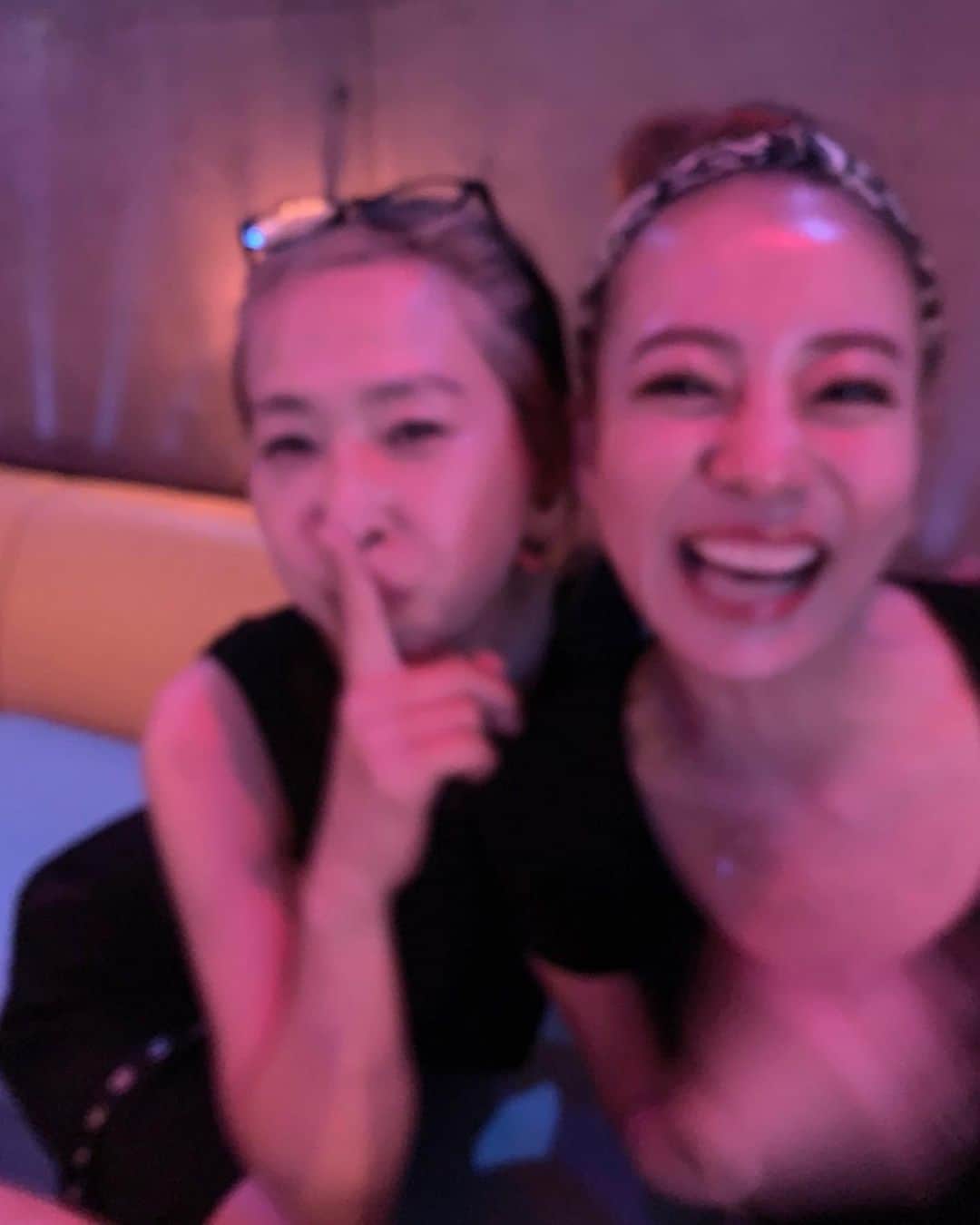 あびる優のインスタグラム：「デビュー当時からのスタイリストさん😘 出会って21年？色々な時代、公私ともに苦楽を共に過ごしてきた大切な大切な存在です😌 久しぶりにツーショット撮ったのにブレてる写真しかない🫣💦 ま、それも私達らしいか😛❣️  ドンペリ×レディーガガさんコラボシャンパンで乾杯🧚🏻‍♀️🥂  #love#happy#smile#thankyou #🥂#楽しかった#幸せ#笑顔#いつもありがとう#😊#🍾」