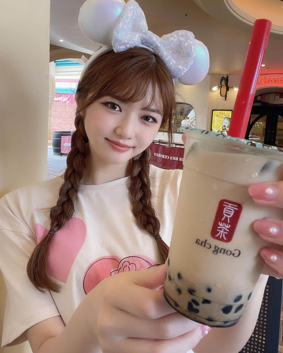 月愛きららのインスタグラム：「∴∵∴ ୨୧ ∴∵∴ ୨୧ ∴∵∴ ୨୧ ∴∵∴  ミニー様のお家に行った時に冷蔵庫勝手に見させていただいたんだけど、きららの大好きなチーズがあったから取っちゃおって思ったんだけど頑丈に張り付いてたからラブだけ伝えてきた😳😳💍  #disney #disneyland #disneyfan #ゴンチャ #フレンチガーリー #東京ディズニーランド #イクスピアリ #アイドル #自撮り #高身長女子 #ミニーマウス」