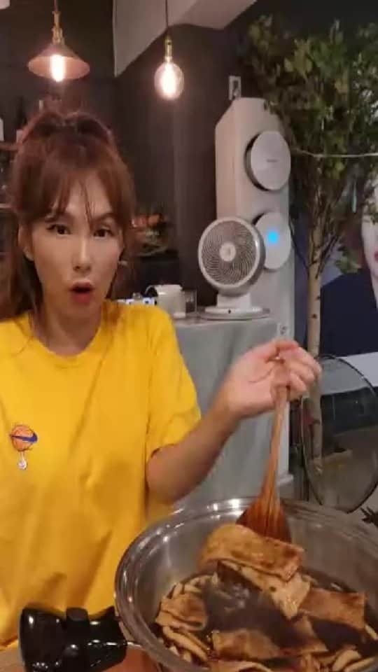 チェヨンのインスタグラム：「먹방은 처음이지만^^」