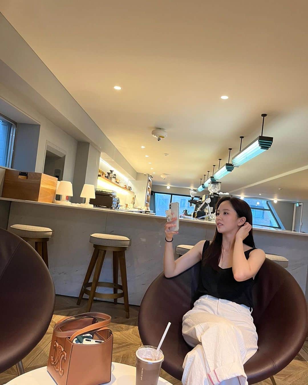 キム・ソヒョンのインスタグラム：「열심히 찍어본 결과물...🙄 다들 잘 지내시나요? 보고싶어요..♥️」