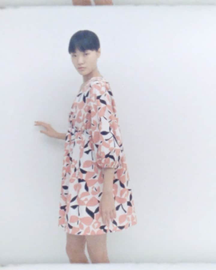 マリメッコのインスタグラム：「A dance of butterflies and falling petals – Perho (fly), a new print by Antti Kekki, charms in delicate pink in the Imogen dress, made of airy seersucker cotton. Dressed up or dressed down, this piece is a beautiful choice for any summer occasion. 🦋 💕   Inspire your creativity with the season's carefree new styles. Link in bio. #marimekko」