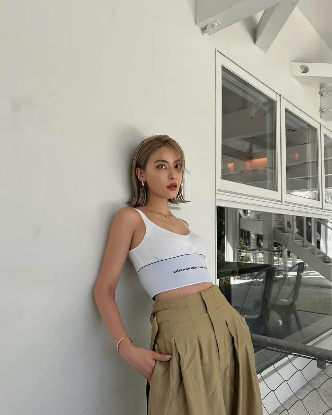 孫きょうのインスタグラム：「もう毎日溶けそう🧈🔥  暑い上に日やけ止めでさらにベタつくのが苦手だから仕上がりはサラサラ系が好き🤍  アリィー クロノビューティ ジェルUV EX  高UVカット&スーパーウォータープルーフで汗・水にも強くて仕上がりが持続してくれるのはもちろん、 UVジェルがスッと肌に馴染んでべたつきにくいのが最高🧊  顔にもOKだからマスクにもつきにくいし、 ALLIEはビーチフレンドリー処方で嬉しい🐚✨ (一部の国・地域・ビーチの規制に配慮した設計)  今なら、Amazonで7月12日 0:00 から7月13日 23:59 に開催されるプライム会員のためのビッグセール「プライムデー」開催中！※日本時間 お得に買えるよ🤍🤍  #ALLIE #アリィー #UV対策 #日焼け止め #サステナビリティ #ビーチ #PR」