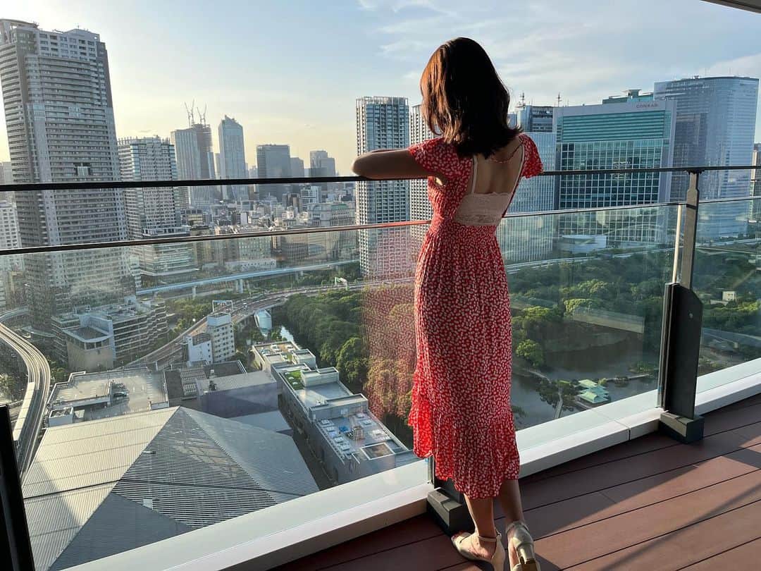 藤原万由子のインスタグラム：「. . お部屋のテラスから見える旧芝離宮恩賜庭園がミニチュアみたいでなぜかずっと見てた . . . #テラス #旧芝離宮恩賜庭園  #メズム東京」