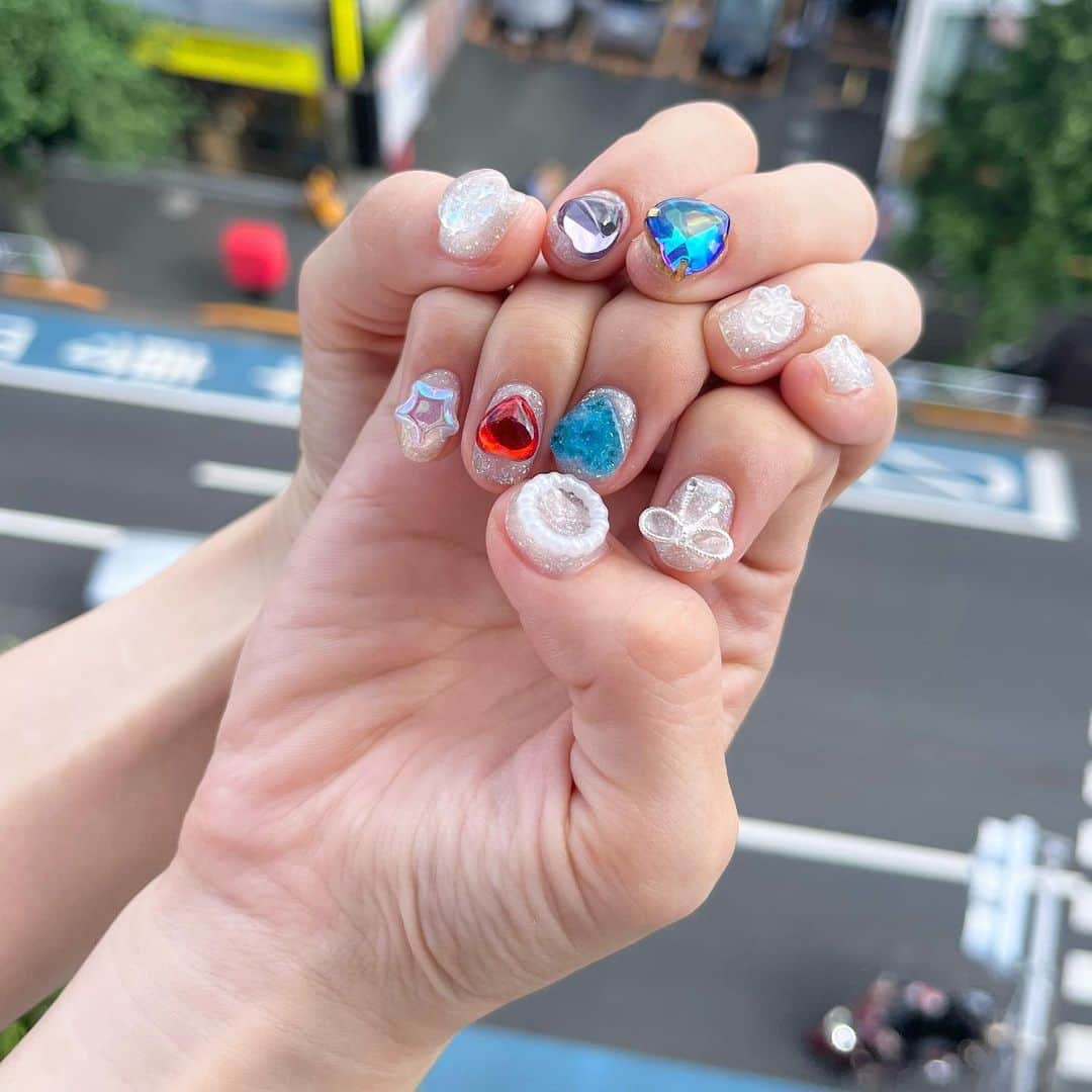 ぱいぱいでか美のインスタグラム：「キラキラつめつめ . ちょっと前にネイルかえてきた✨ 今回は自分の中のテーマとしてはシンデレラだったので 透明感のあるラメをベースに パーツもピュアネスな感じにしてもらいました🤍 はい、つまり『悪嬢転生ネイル』でした！👸🏻 なので左手にはスーパー座長宮本佳林さんの💜と小関舞さんの💙 右手にはユリヤちゃんとほのほのの好きな色💧📛も のせてもらいました！ 7月の公演おつかれさまでした😭 8月は行けるか行けないかまだわからない上に 行けたとしても1公演なので 今月の公演をたっぷり楽しみました！ あとでTwitterに感想書こーーーっと！！！！ 4人のことがもっともっと好きになったな〜 ヤー💪🏻 . #Lovl #lovlnail #でか美ちゃん」