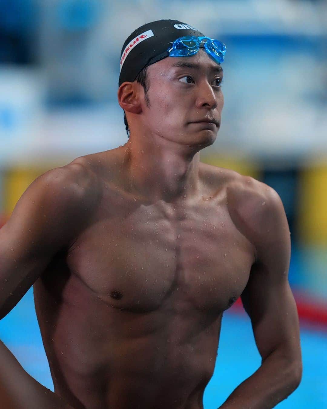 入江陵介さんのインスタグラム写真 - (入江陵介Instagram)「. RESTART  . 2024年に行われるパリ五輪を強く目指す事を決意しました。 . 東京五輪が終わり本来であれば今年世界水泳が福岡で行われる予定でした。世界大会のスケジュールの変更がたくさんある度に自分自身のゴールの設定が難しい事もありました。 今年の世界水泳は自分自身のタイムは昨年の記録よりも伸びましたが、世界のレベルはもっと高くなりました。しかしながら何より世界水泳で世界新まで誕生したレベルの高い決勝の舞台に立てた8人のうちの1人になれた事を誇りに思い、充実感がありました。 . 世界のレベルは種目によってはかなり上がっており、日本の競泳のレベルは置いて行かれていると感じます。日本の派遣標準が高いという意見もあると思います。しかしながら日本の派遣標準とは別のパリ五輪に出場できる参加標準も発表されており、そのタイムを現状切れていない種目が沢山ある事が現実です。パリ五輪までの残り2年間、そしてその先の競泳の日本チームがステップアップしていく為にも若い選手達の台頭、キャプテンシーがある選手、リーダシップがある選手がもっと必要となってくると思います。なにより日本代表として世界大会に出場しているという自覚、1レース1レースへの想いをもっと大切にして欲しいです。 . 来年は延期になっていた世界水泳福岡2023が開催され、翌年にはもうパリ五輪2024があります。現役として過ごすパリ五輪までの2年間を悔い無く泳ぎ抜きたいと思います。 . まずは9月に行われる国体に出場(予定)に向けて、 2024年パリ五輪のゴールに向けてRESTART . #roadtoparis2024 🇫🇷 . #イトマン東進 #イトマンスイミングスクール #味の素 #arena」7月12日 21時43分 - ryosuke_irie
