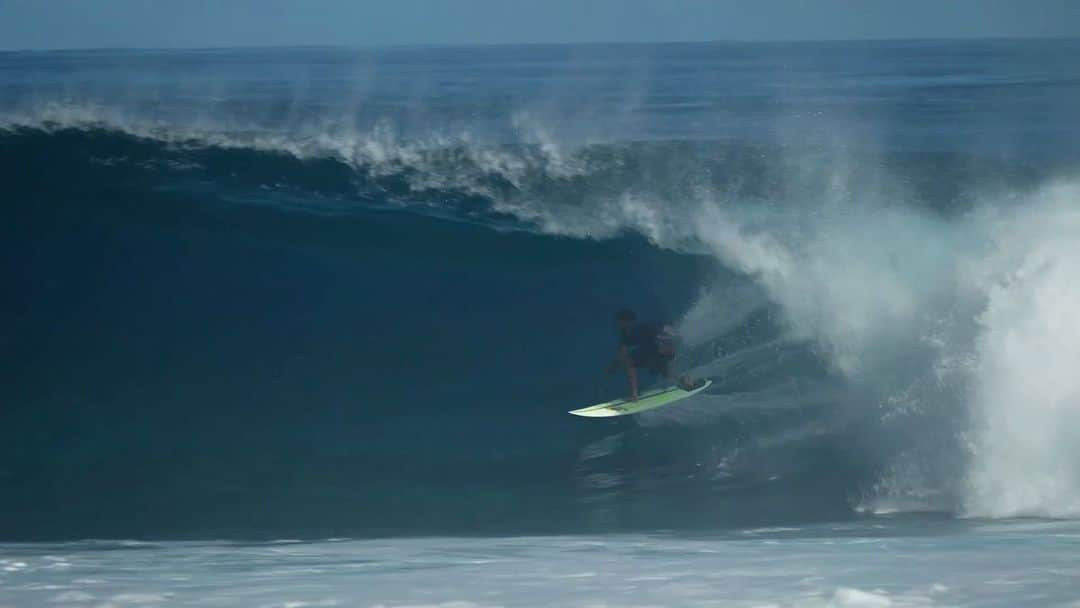 ミシェル・ボレーズのインスタグラム：「Surf trip 2/2  I’ve been traveling around the world for 20 years now doing what I love the most but every moment I spend at home is priceless. A good surf trip means a good crew, a good destination and the best waves . My knee is feeling much better but I still don’t feel like surfing powerful waves yet . You just can’t control the power of a wave especially where I live 😅. There is a huge swell heading here ! I will be watching one more time 😒 Thank you @timmckenna for an amazing trip .」