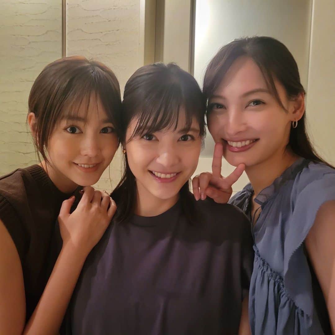 大政絢のインスタグラム：「ありさおかえりなさい⭐️  ST時代からのスタッフさん、そしてありさ美玲と🍚✨  バンスクリップをみんなでお揃い🤭」