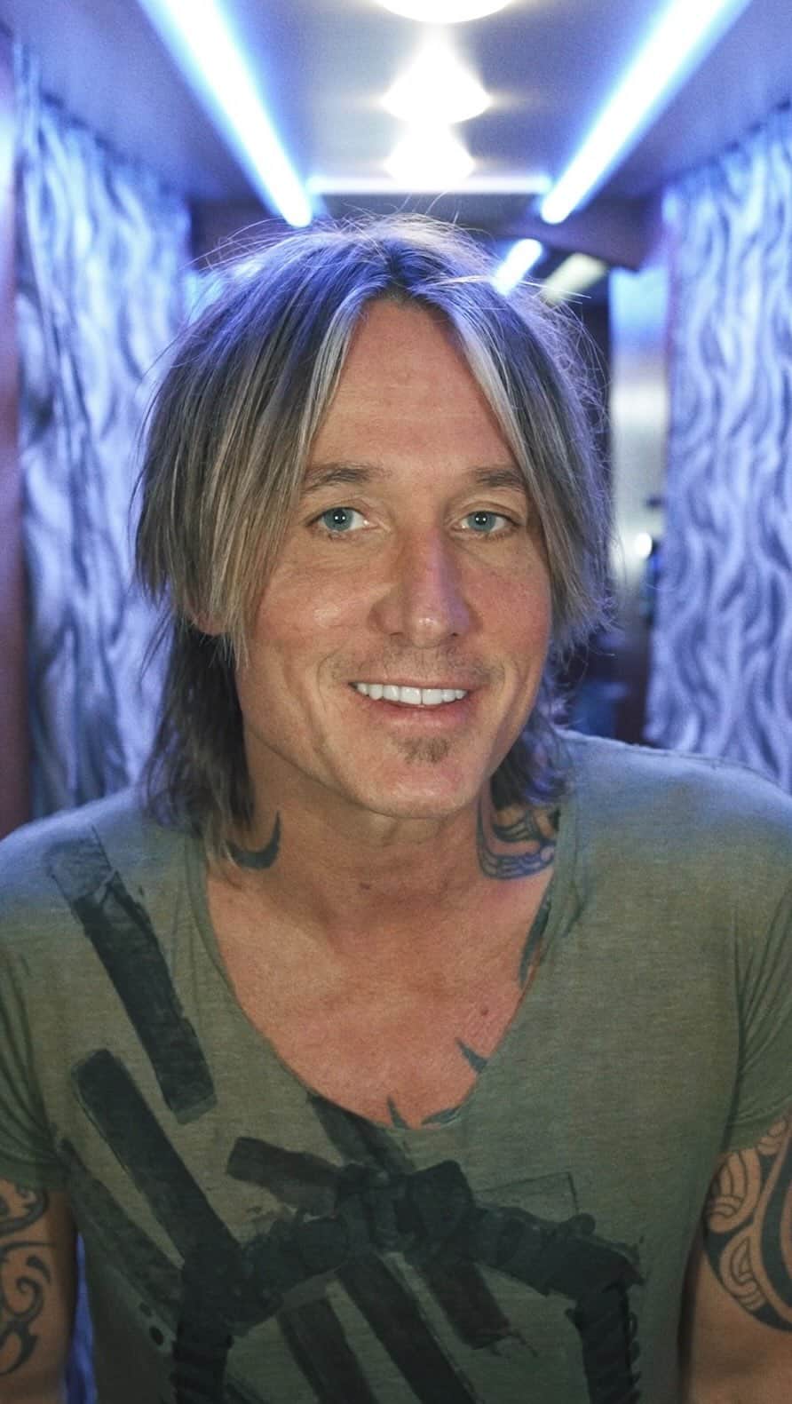 キース・アーバンのインスタグラム：「We’ve got a new member joining @ingridandress and I on our crazy circus starting in September….welcome to the tour brother !!!! @tylerhubbard   Tickets and details at keithurban.com ! #TSONworldtour」