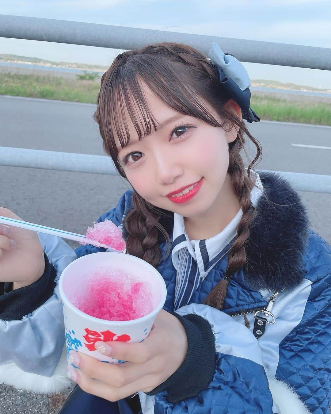 畑美紗起のインスタグラム：「アイドル時代の写真のせてないのたくさんある気がする💭💦  (このとき寒かったけど) お空とかき氷と…いい組み合わせ！！！🍧」