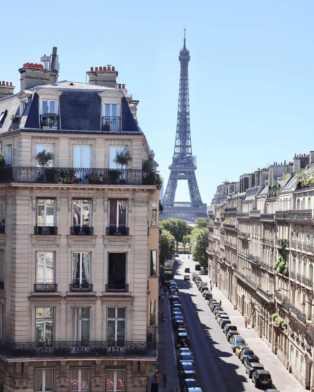 小沼瑞季さんのインスタグラム写真 - (小沼瑞季Instagram)「𝓲𝓷 𝓟𝓪𝓻𝓲𝓼 🇫🇷💐🗝 ⁡ ⁡ フランスのパリへ来ています♥️ 約5年ぶりに来れて本当に本当に嬉しい🥹 大好きな国🎠💭 ⁡ どこもかしこも美しくて常に興奮が収まらない。 ⁡ ⁡ ⁡ 今回泊まったホテルはこちら💁‍♀️ エッフェル塔が見える部屋に泊まりました💓 素敵すぎる😭  1週間ほど滞在するのでたくさん更新したいと思います🤳  ⁡  🏩Le Metropolitan,a Tribute Portfolio Hôtel／ル メトロポリタン ア トリビュート ポートフォリオ ホテル 💎10 Pl. de Mexico, 75116 Paris, ⁡ ⁡ ⁡ #海外旅行 #フランス #パリ #フランス旅行 #パリ旅行 #ヨーロッパ旅行 #paris #lemetropolitanatributeportfoliohotel #parishotel #エッフェル塔 #toureiffel #chanel #シャネル #女子旅 #みいきとらべる✈️」7月12日 22時03分 - mizukikonuma