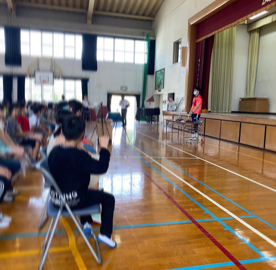 水町孝太郎さんのインスタグラム写真 - (水町孝太郎Instagram)「. ドイツから帰国し、1年ぶりに福岡に帰ることが出来ました。  長尾小学校、花畑中学校、西南高校で嬉しいことに講話などの時間をとっていただき生徒さんと話す機会を頂きました。  そして、沢山のご縁が繋がりKingsという福岡の小学生・中学生向けのハンドボールチームの練習にも参加させて頂きました。  今回の講話などで少しでもハンドボールに興味を持ったり、何か目標や夢を見つけてその目標などに全力で取り組んでいける手助けになっていたらいいなと願っています。  これからもハンドボールを通して何か少しでも伝えることが出来たらなと思っています。」7月12日 22時08分 - mizumachi_bf.10
