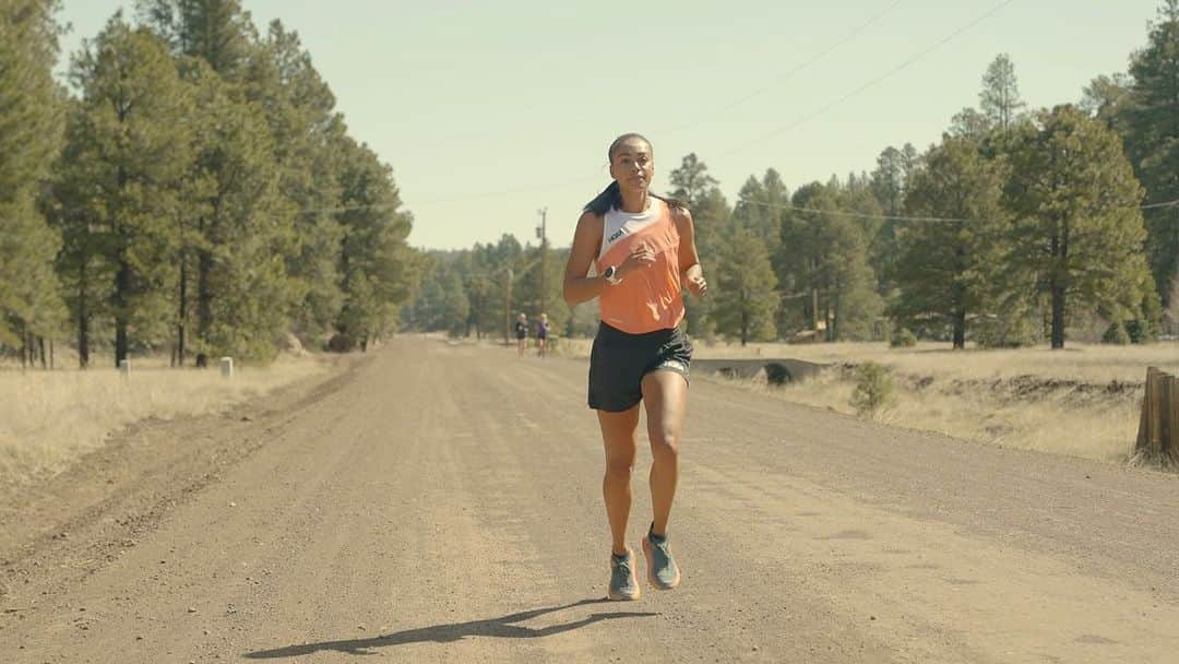 ホカオネオネのインスタグラム：「This summer, HOKA athlete Adelle Tracey (@adelletracey) made the decision to switch her allegiance from the United Kingdom to Jamaica, which means she will represent the island nation at the 2022 Athletics World Championships.   After spending years honing her advocacy as an ambassador for the British Dyslexic Association while becoming one of the best 800-meter runners in the world, Tracey is looking forward to encouraging more Jamaican girls to see themselves reflected in middle and long-distance events. #FlyHumanFly」