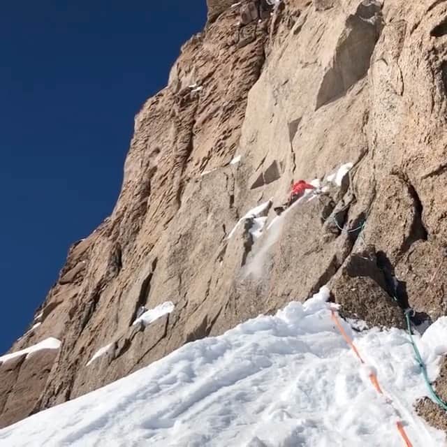 ジミー・チンのインスタグラム：「The shovel was a key piece of gear for me as I started the first pitch on the upper headwall on Ulvetanna, in Antaractica. To get here, @conrad_anker and I had spent six days groveling in Michelen Man-sized layers of clothing, up 2,000 feet of off-width cracks and brutal squeeze chimneys.   🎥 by @conrad_anker   @thenorthface」