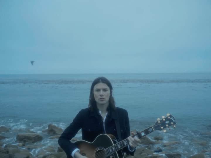 のインスタグラム：「Went to the beach one early morning in LA and filmed a video for Save Your Love. It's out now on YouTube. Enjoy 💙」