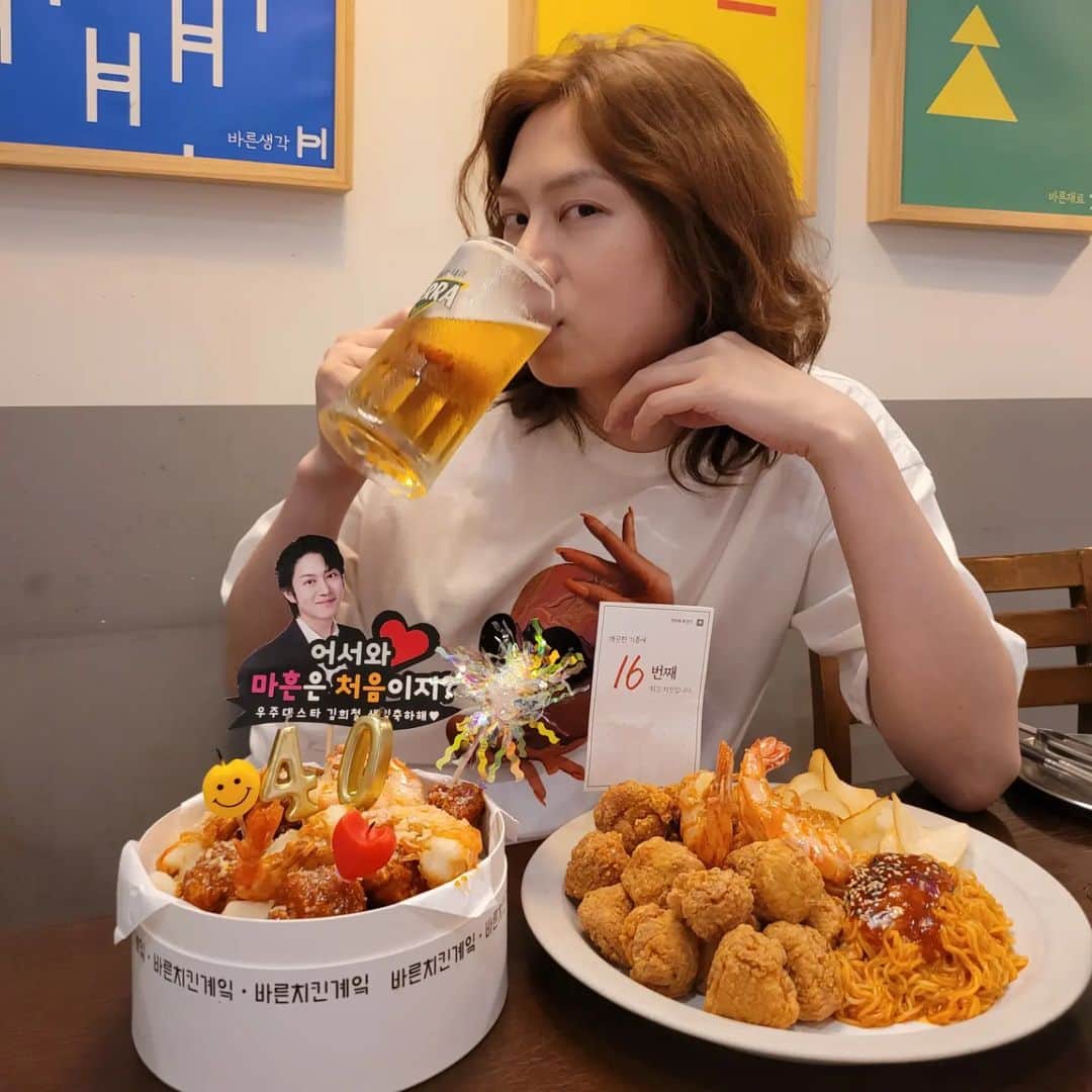 ヒチョルのインスタグラム：「40÷2=20  그러므로 이제 스무살 생일이라고 할 수 있지😔 '케잌' 인줄 알았더니 '계잌' 이라고 써있음🤪  🎂🙅‍♂️ 🍗🙆‍♂️  🥭🥭🥭🥭🥭🥭🥭🥭🥭🥭🥭🥭🥭🥭🥭 . . #Mango」