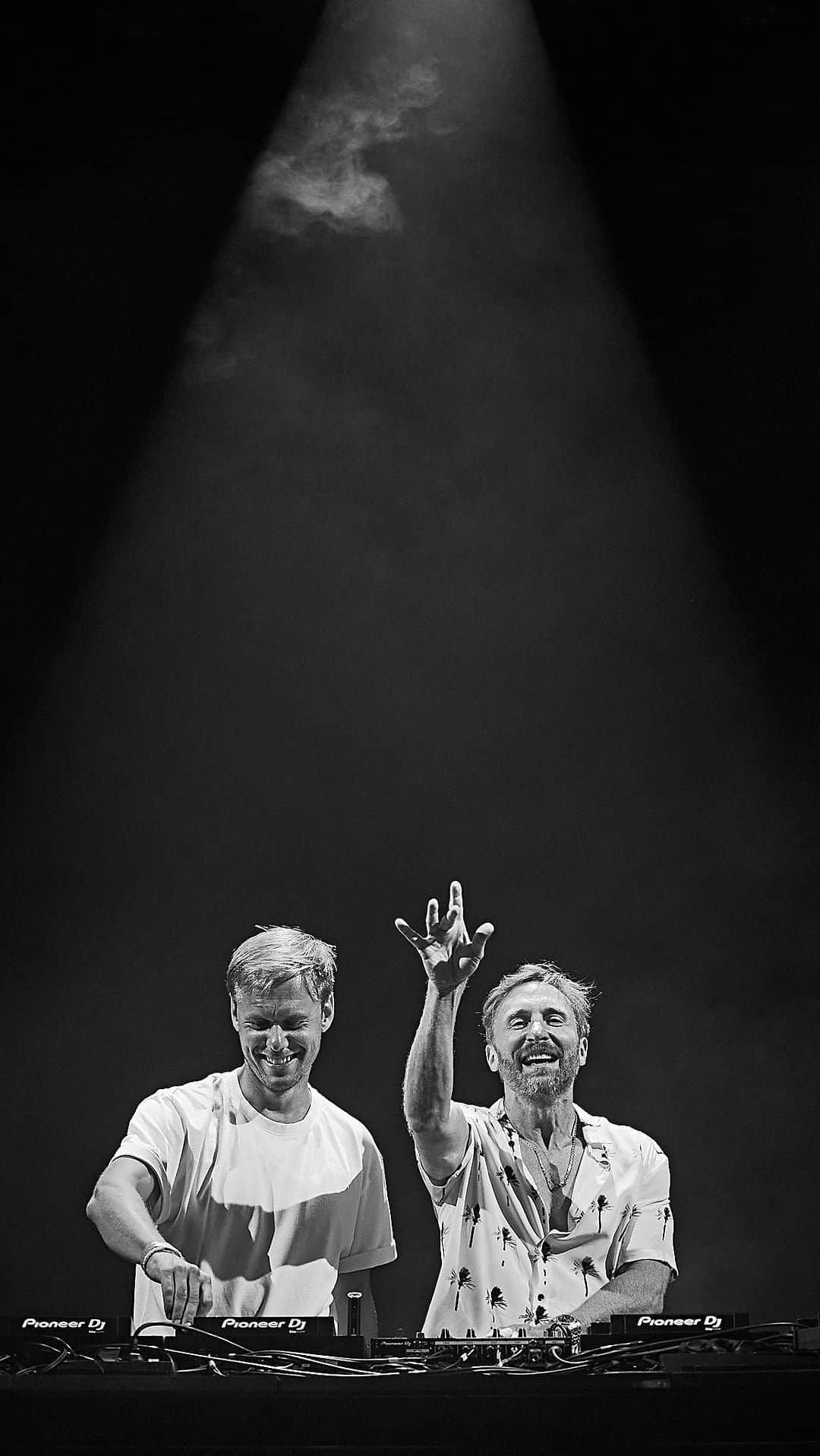 デヴィッド・ゲッタのインスタグラム：「Definitely one for the books! 🤩 David Guetta B2B Armin van Buuren was legendary last night 🔥 We made history.   Thank you all for being part of this unique moment!  @ushuaiaibiza  @arminvanbuuren  @fmifofficial   #UshuaiaIbiza #FMIF #DavidGuetta #ArminvanBuuren #Ibiza2022」
