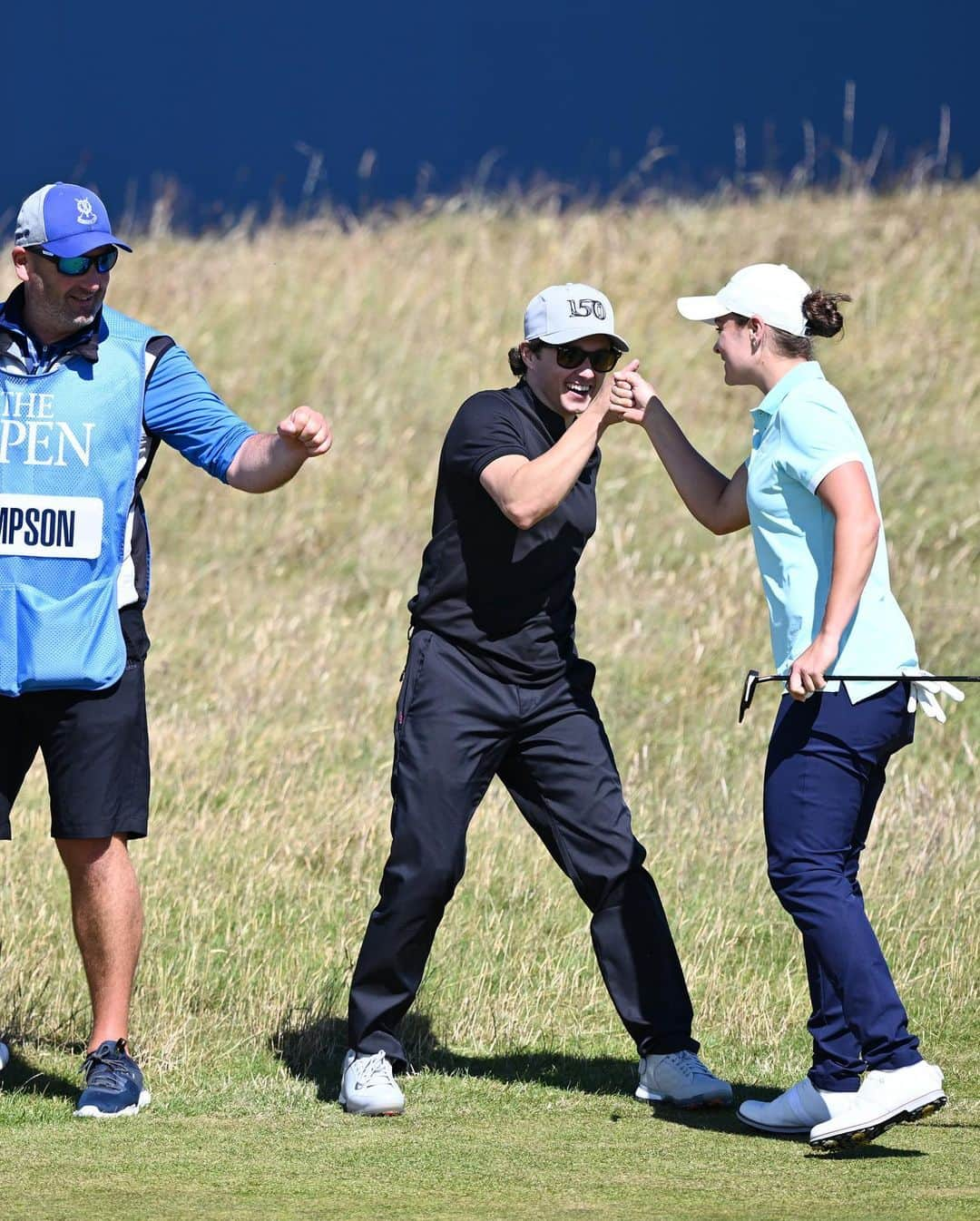 ブラッドリー・ウィル・シンプソンさんのインスタグラム写真 - (ブラッドリー・ウィル・シンプソンInstagram)「A beautiful few days @theopen, thank you for having me and with such an awesome group ✌️ @ashbarty @kathrynnewton @kevinpietersen  #the150thopen」7月13日 1時15分 - bradleywillsimpson