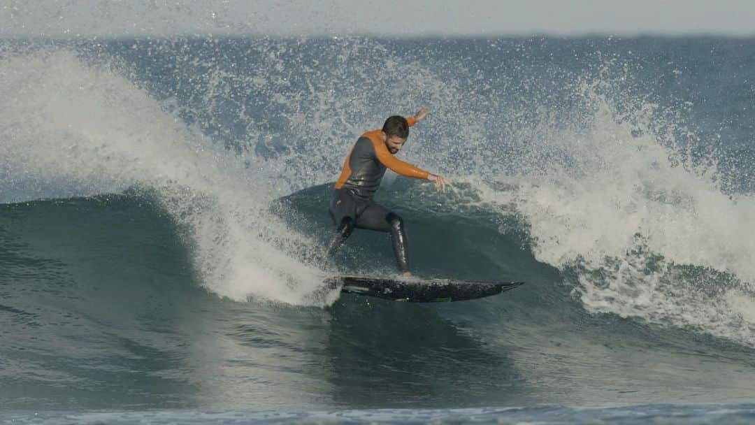 フィリッペ・トレドのインスタグラム：「Warming up for the swell ⚔️ Aquecendo para o swell!   🎥: @baronisfilms」