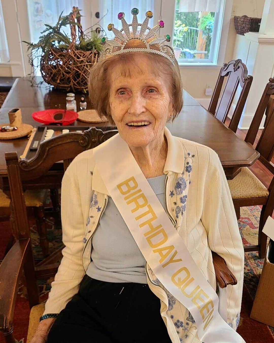 のインスタグラム：「Late happy birthday post: Thank you so so so much, this wonderful cat community kicked off this lady’s 97th year with smiles. 🎉🎂🎈9️⃣7️⃣.」