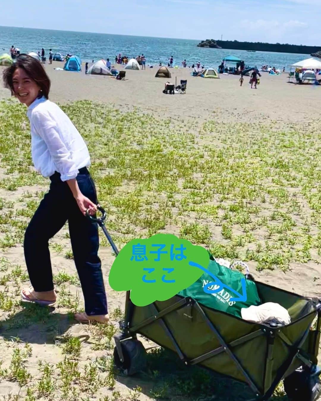 のインスタグラム：「海!!⛱  暑いけど、暑いから海へ行く!! テントやら 着替えやら おむつやら どんどん荷物が増えるから 遂にワゴンデビュー!!  砂浜も進めるようにタイヤは太いものに🛞  いやー、便利よこれ。  #砂浜も進めるけど #それなりに重い  #アウトドア用品  #集めるの好きです」