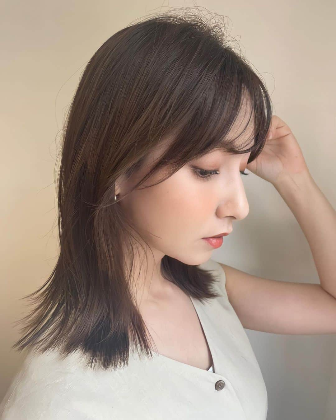 杉本麻衣佳のインスタグラム：「🌾  プロのヘアメイクさんにしてもらうメイクは やっぱり使うコスメややり方も自分メイクとは違って いつも新しい発見が　🌱  ． 私は大学に行ったけど、本当はヘアメイクの専門学校に行こうかな？って考えたくらい、ヘアメイクやファッションが大好きだったの😌  ．  ．  ．  #撮影#コスメ#ヘアメイク#メイク好き#リップ#アイシャドウ#ミディアム#ハーフ#ストレートヘア#ママモデル#ヘアスタイル#suqqu#shooting#makeup#fashion #outfit#beauty#model#hair#slobeiena」