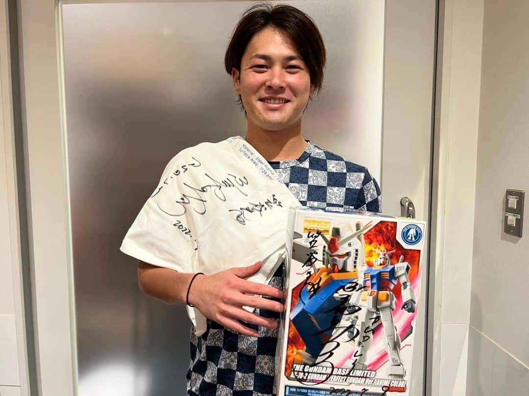 のインスタグラム：「先日始球式の際、アムロレイ役の声優を担当している古谷徹さんのキャッチボールを担当させていただきました！ その際にガンダムのプラモデルとTシャツをいただき、サインまでしてくれました！家の宝物として飾りたいとおもいます！ありがとうございました🫡」
