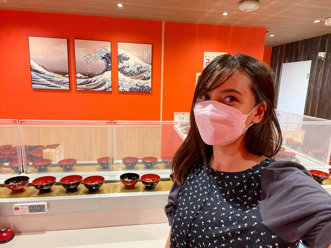 のインスタグラム：「#回転わんこ蕎麦　行ってきました！久しぶりにランチしよう！と、ともちゃん(@tomoko1121m )をお誘い〜♪ 久々に会えて積もる話もある中…の、わんこ蕎麦チャレンジ！私は50杯でした。ともちゃんは…🥢🥢🥢 #歌舞伎町 #大食いチャレンジ #アミューズメントわんこ蕎麦 #くるくるわんこ」