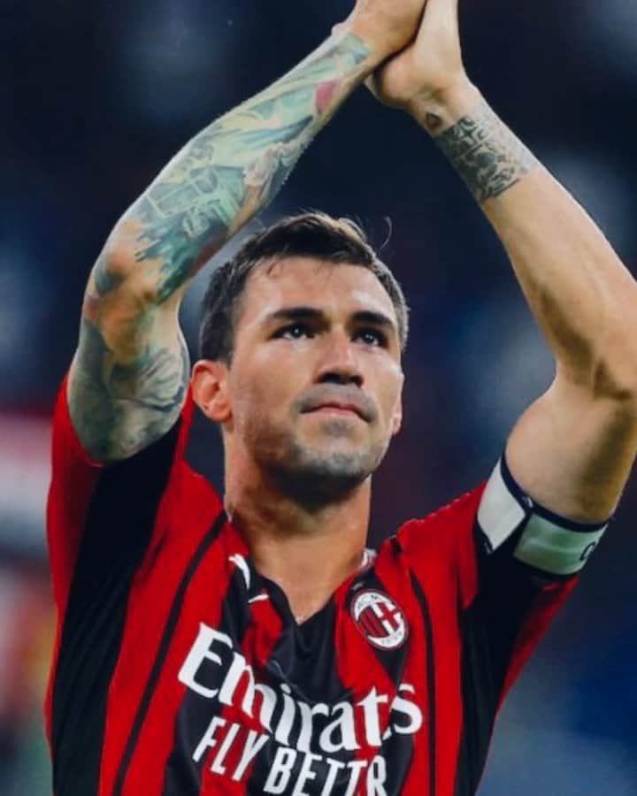 アレッシオ・ロマニョーリのインスタグラム：「Ciao @acmilan ,   dopo sette anni è arrivato il momento di dirsi addio. Mi avete accolto che ero un ragazzino e vi lascio da uomo. Il Milan rappresenta per me una famiglia e lo è stata per tutti questi sette anni.   Abbiamo passato momenti difficili, ma poi ci siamo ripresi tutto con gli interessi, compiendo un’impresa straordinaria.   Voglio ringraziare tutte le persone che lavorano a Casa Milan e soprattutto quelle a Milanello, con le quali ho condiviso momenti indimenticabili. Ringrazio tutti i compagni che ho avuto in questi anni, tutti i direttori, e tutti gli allenatori. Ci tengo a ringraziare in modo particolare Adriano Galliani e Mister Mihajlovic per avermi portato al Milan; un ringraziamento speciale va a Mister Gattuso perché, oltre ad avermi consegnato la fascia da Capitano, è stata la persona per me più importante nel mio percorso rossonero.  Infine ringrazio voi, tutti i tifosi, per l’affetto ed il sostegno costante e per avermi fatto sentire sempre uno di voi.  Ora è arrivato il momento di salutarci, ma resterà sempre nel mio cuore il ricordo di un’esperienza indimenticabile e di quello che il Milan ha significato per me.   Spero di esservi entrato nel cuore e di avervi lasciato un bel ricordo come calciatore ma soprattutto come uomo, perché questa é la cosa a cui tengo di più.   Vi abbraccio e ci rivediamo presto da avversari.  Alessio」