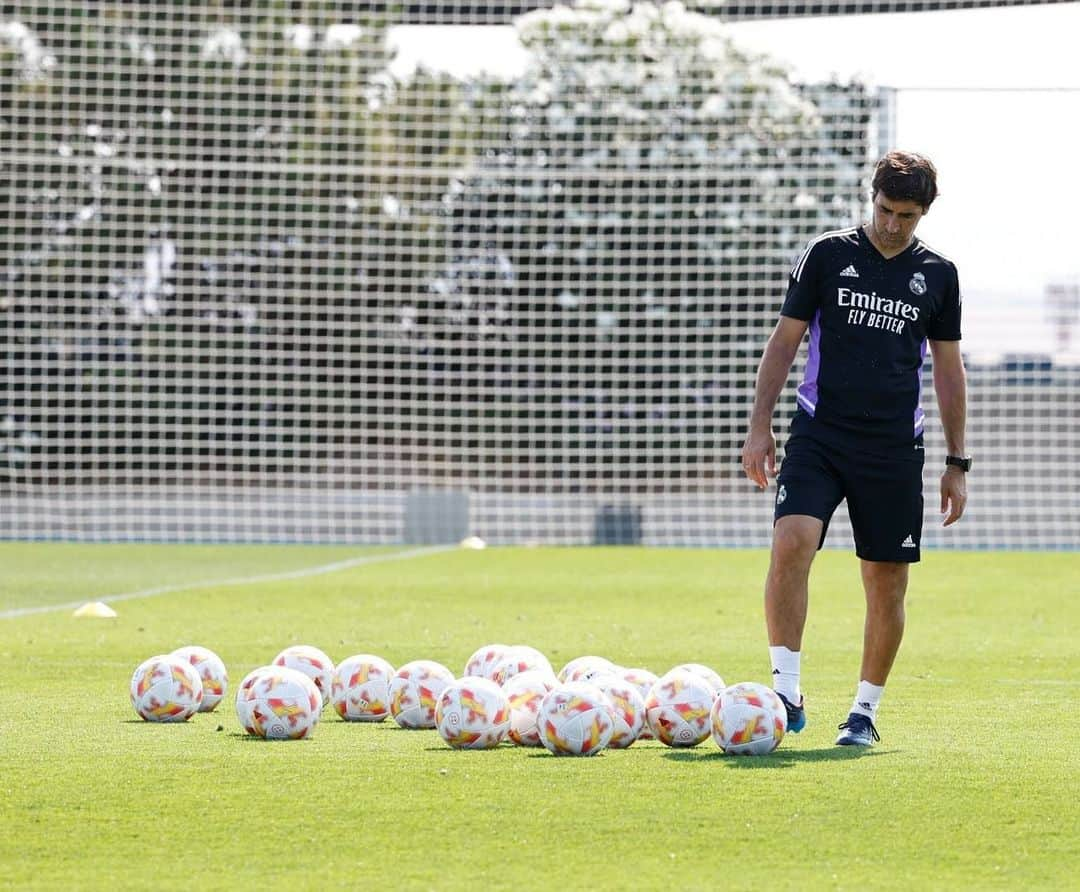 ラウル・ゴンサレスさんのインスタグラム写真 - (ラウル・ゴンサレスInstagram)「Vuelta al trabajo!! Nueva temporada, nuevos retos y la misma ilusión de siempre. Hala Madrid🤍🙌🏻 #RMCastilla」7月13日 3時37分 - raulgonzalez