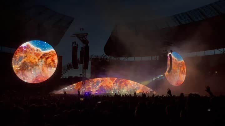 Coldplayのインスタグラム：「Such heavenly views ✨ @nasa #JamesWebbSpaceTelescope #ColdplayBerlin 🤍」