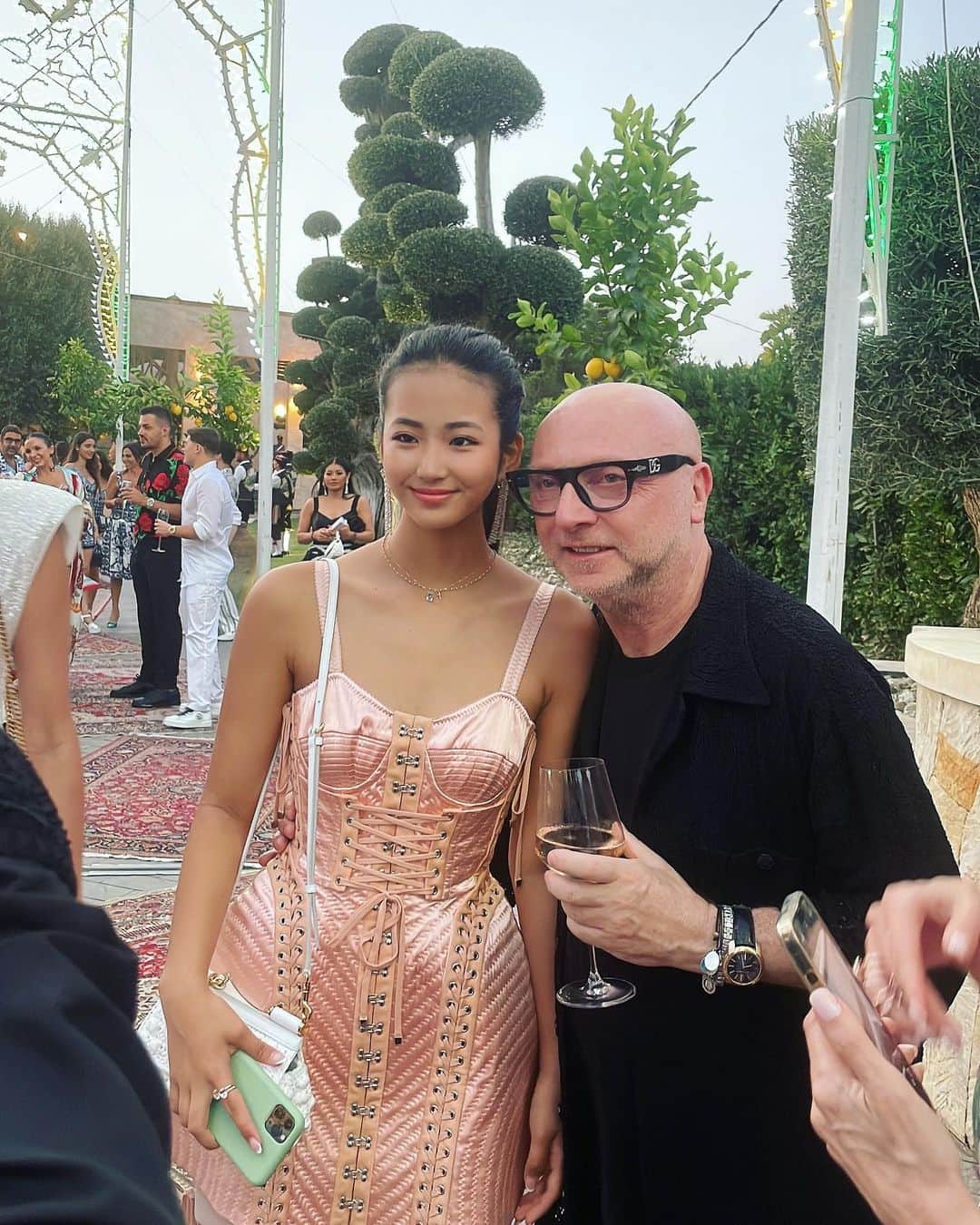 のインスタグラム：「娘。Dolce & Gabbanaのドミニコ・ドルチェ氏と2枚目はステファノ・ガッバーナ氏と。  壮大な世界観に圧倒されっぱなしでした👏  パーティーはまだ続く✨  Day 1 Opening  Day 2 Jewelry  Day 3 Alta Moda Day 4 Alta Sartoria Day 5 Final   それぞれ5着✖️3人で15着のドレス。 @lk_salon_privateでプレゼントします✨」