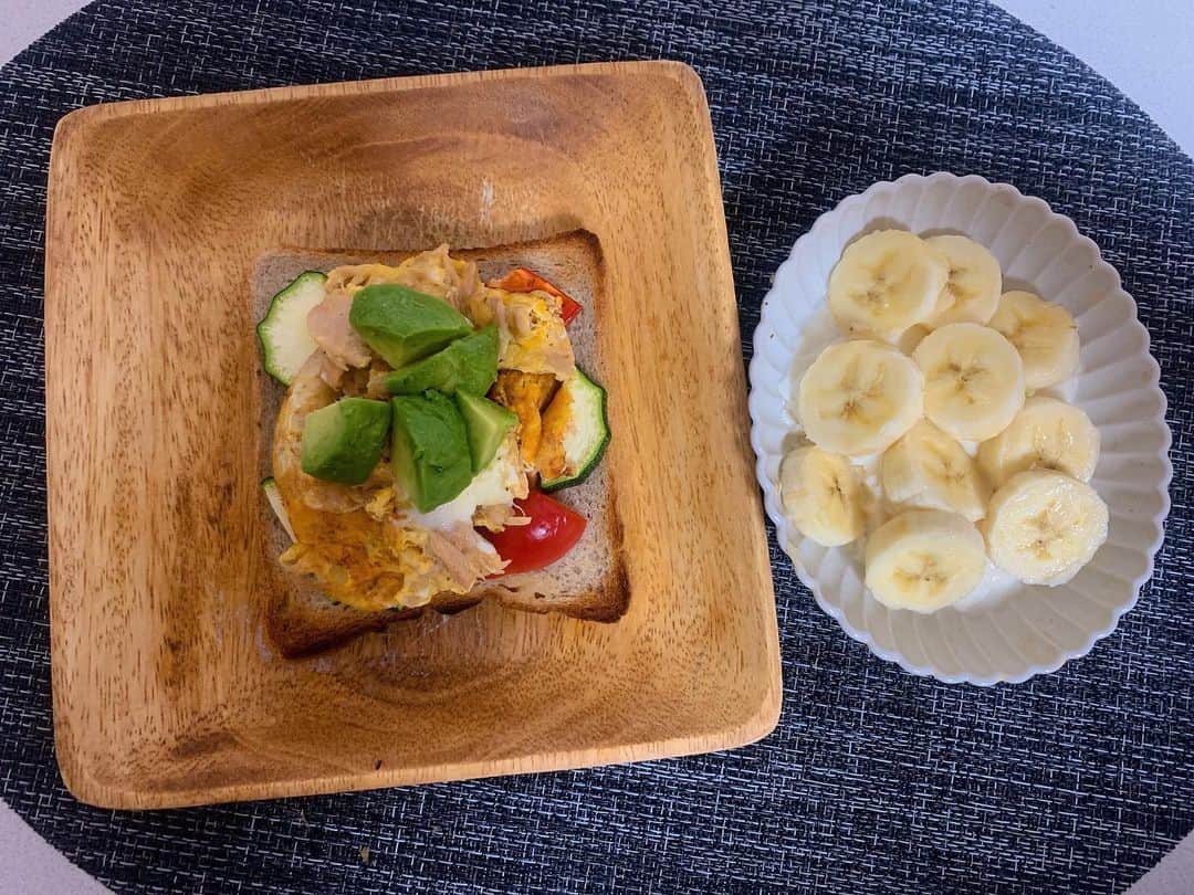 小林アナさんのインスタグラム写真 - (小林アナInstagram)「朝飯！ モリモリ食べて1日元気にメニュー！  いつものトーストに パプリカとズッキーニを添えて  #美味しく減量」7月13日 7時46分 - genkobiribiri