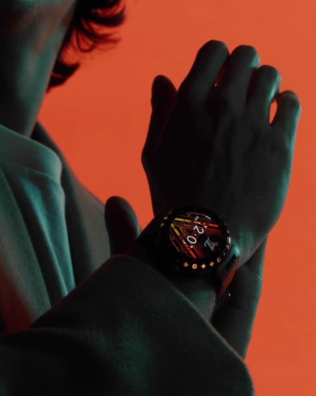 のインスタグラム：「The Rhythm of Time. With the Tambour Horizon Light Up Connected Watch, #LouisVuitton embarks on a journey into the eternal nature of time. Discover the campaign starring #GongJun and #SophieTurner via link in bio. #LVConnected #LVWatches」
