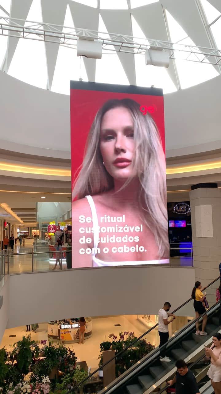 Garotas Estupidasのインスタグラム：「Uau, como estamos chiques hein #GEBeauty 😍❤️ Campanha #DoJeito tá linda demais! Visitem nossa loja no Shopping Recife, conheçam a marca e comecem a jornada do cabelo mais lindo e saudável que já tiveram…✨」
