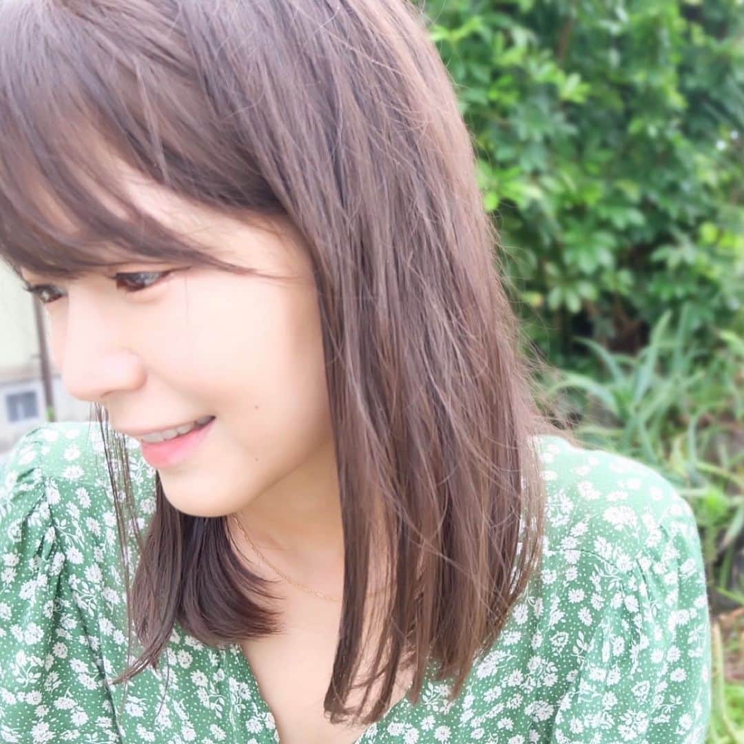 内山絵里加のインスタグラム：「・ ・ 🔖リポスト🔖 ・ 浜松市のアミュレット @amulet0310_official  さんの 素敵なジュエリー新作紹介💎 ・ 今、注目のトレンドアイテムの ペーパークリップチェーン☪︎ *. ・ 鎖状のデザインは、シンプルなのに立体感があり 光を反射してキラキラと輝き ゴールドならではの高級感が味わえます✨ ・ 中空タイプなので 着け心地が良く 長時間でもストレスなく着けられますよ❤︎ ・ 抜け感、モード感の要素を揃え、美しい胸もとを演出👱🏻‍♀️ 長さは、40cm、45cm50cmの3種類。 私は40cmを着用しています。 ・ アミュレットさんのコンセプトどおり "何気ない日常に、輝きを" 与えてくれるジュエリーです💎 ・ 7月16日（土）から19日（火）まで サマーセールが開催されますよ𓂃 𓈒𓏸◌ 私もお邪魔します👱🏻‍♀️ お暇な方はぜひお越しください❤︎‬ ・ #浜松 #アミュレット #amulet #ゴールド #金 #ペーパークリップチェーン #サマーセール」