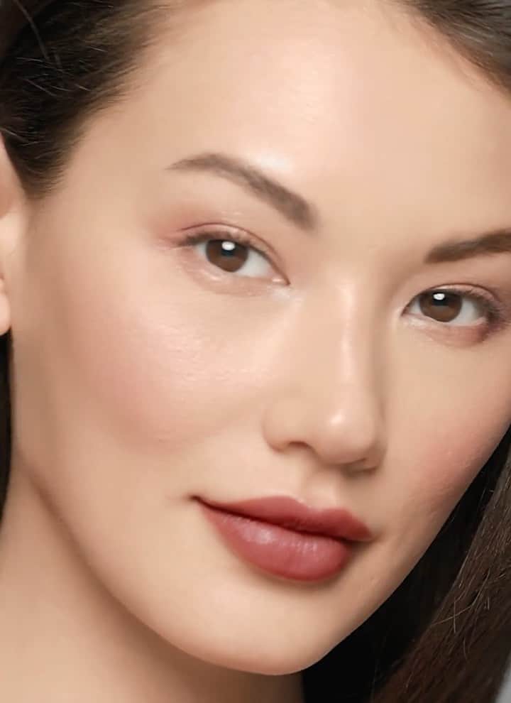 のインスタグラム：「It takes two. Channel a love-flushed glow with our NEW limited-edition Blush & Highlight Duo.  GET THE LOOK: • Sweep Highlighting Powder on top of cheekbones and nose to give skin a lit-from-within glow. • Swirl NEW Radiant Blush onto the apples of cheeks for a rush of color. • Complete the look with a touch of Highlighting Powder on the inner corners of eyes and Cupid’s bow.  MUA @cygmakeup used shade Pink Glow and applied with the Angled Face Brush.  Tap link in bio to shop.   #BobbiBrown #MakeupEssentials #GlowingBeauty」