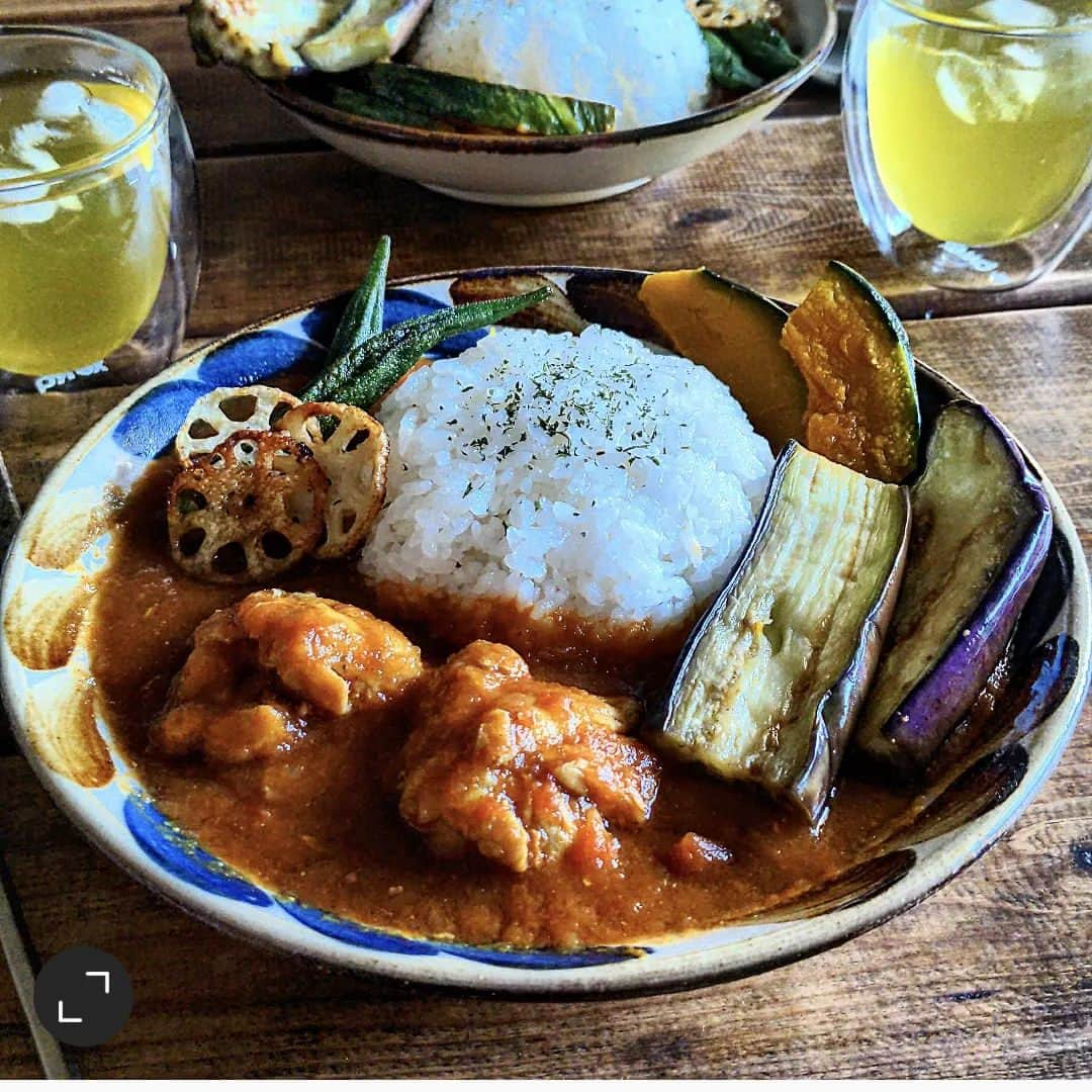 meeのインスタグラム：「こんばんは😊  今日はこちらの ✺和風スパイシーカレー で、夜ご飯😋  出汁は『提供：九州電力送配電様』 電力会社様が作られるお出汁ってどんな味なんでしょうか？  チキン、玉ねぎのすりおろし、トマトをたっぷり入れて 【極上 職人うまかだし】で、出汁のスパイシーカレーにしました😋 カレーの下ごしらえしてる間に横で出汁をとって、水の代わりに出汁を使いました🎶  簡単にお出汁がとれちゃうから、我が家のIHで同時進行！！ お陰で時間も短縮できました😊  そして食べてびっくり‼️ 出汁とカレー✨めちゃくちゃ合います❣️ スパイシーであっさり‼️正に夏のカレー😋 家族も大満足💯 今から本番の夏🌞 皆さんも是非、出汁スパイシーカレー作ってみて下さい😆❣️」