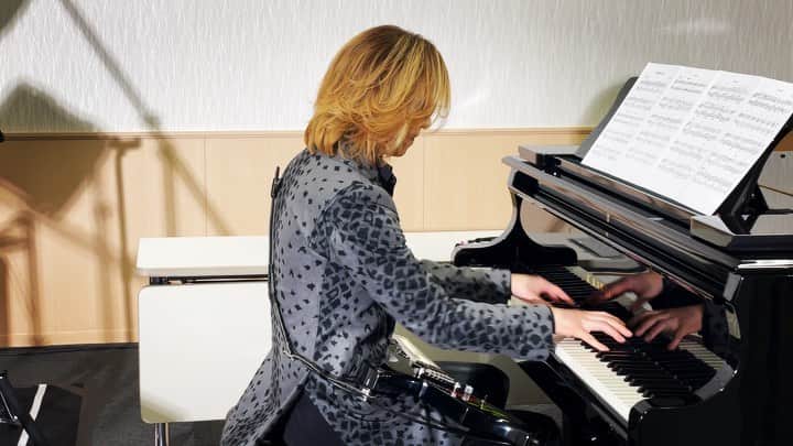 YOSHIKIのインスタグラム：「Imitation Rain..🎸🎹 Rehearsal scene in my dressing room. 楽屋でリハのシーン。  Yoshiki  #yoshiki #xjapan #SixTONES #imitationrain  #時には激しく心に降り注ぐ @sixtones_official  @yoshikichannelofficial」