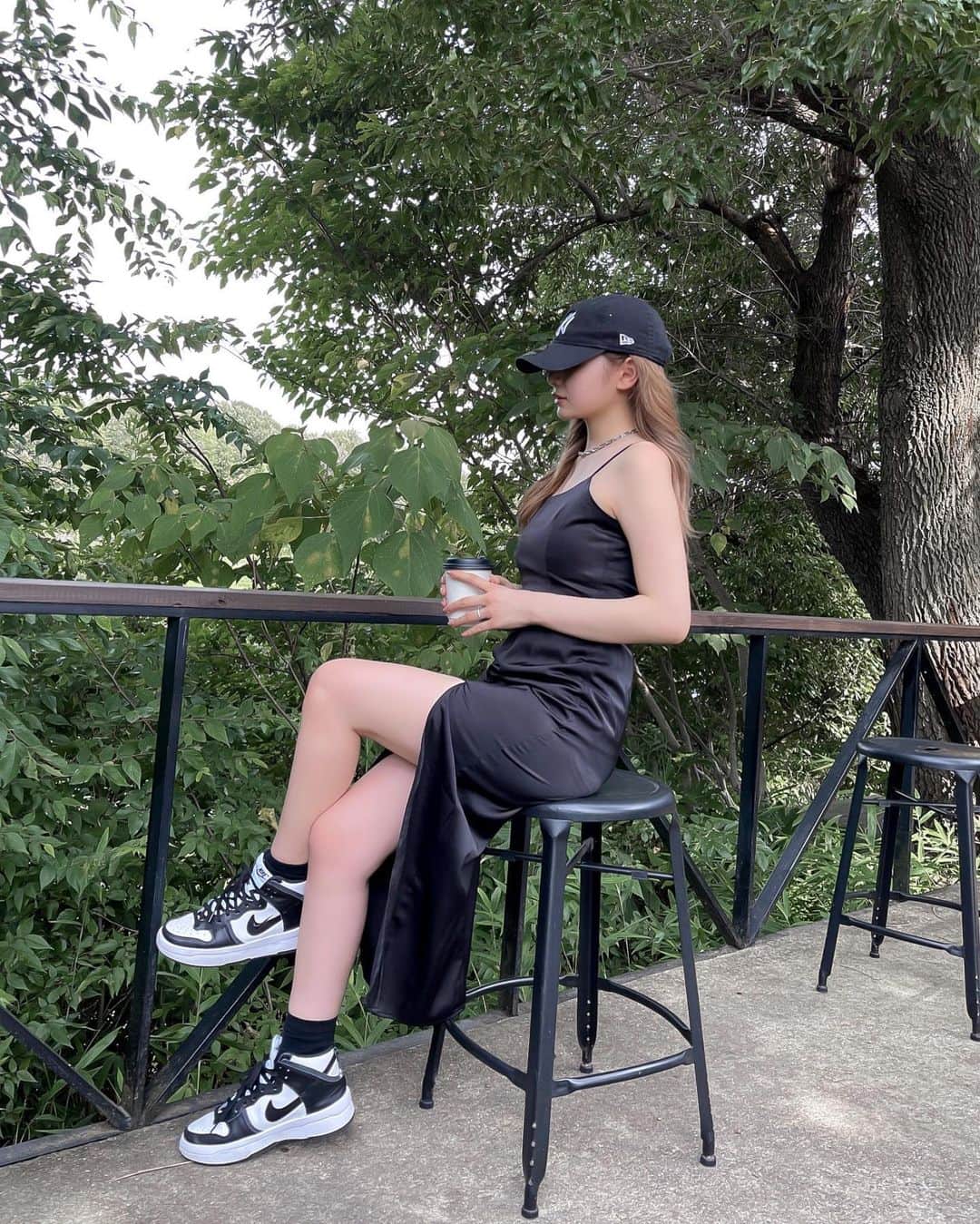 のインスタグラム：「.  𝐒𝐚𝐭𝐢𝐧 𝐨𝐧𝐞𝐩𝐢𝐞𝐜𝐞 @blondey_official   やっぱキレイめワンピはスニーカーとキャップとかで カジュアルダウンさせるのが好み🐺  . #blondey #ブロンディ #夏コーデ #プチプラコーデ  #ママコーデ #女の子ママ #0歳 #女の子ベビー」
